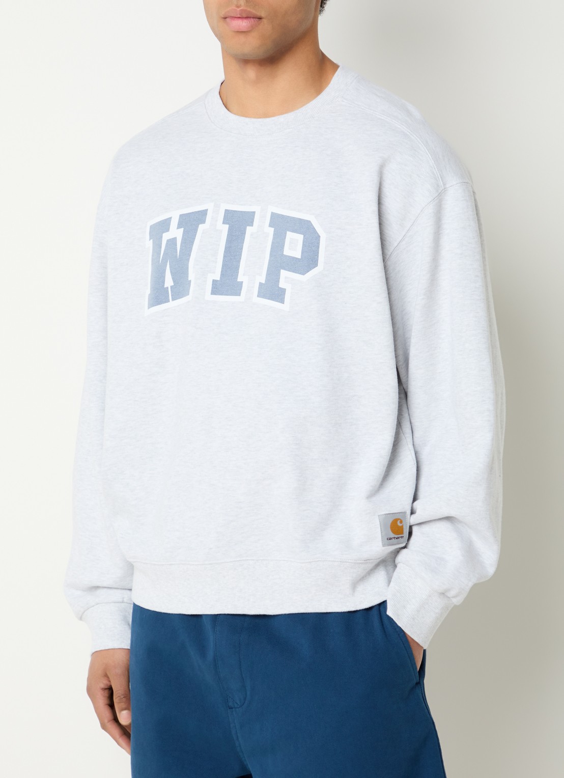 Carhartt WIP Wipp III sweater met logo flockprint - detail lichtgrijs