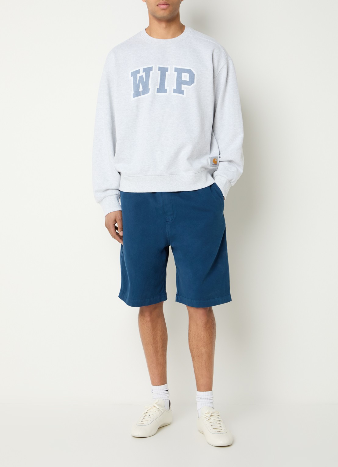 Carhartt WIP Wipp III sweater met logo flockprint - voorkant 3 lichtgrijs