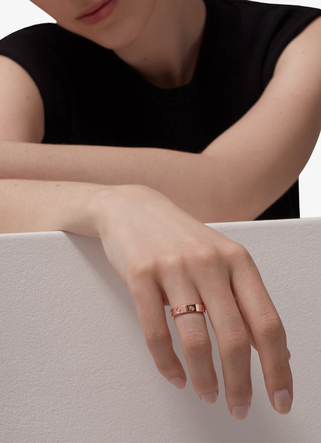 Cartier LOVE trouwring, klein model van 18 karaat roségoud met 0.19 ct diamant CRB4050800 - achterkant 6 roségoud