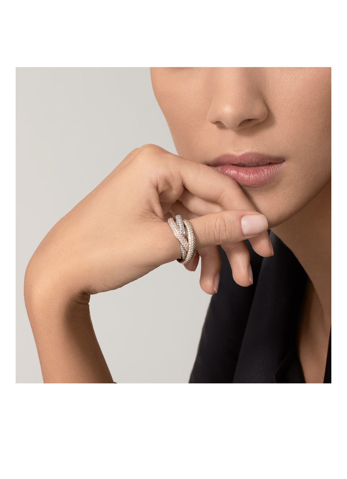 Cartier Trinity medium ring van 18 karaat wit-, rosé en geelgoud met diamanten CRN4210700 - detail 4 multicolor