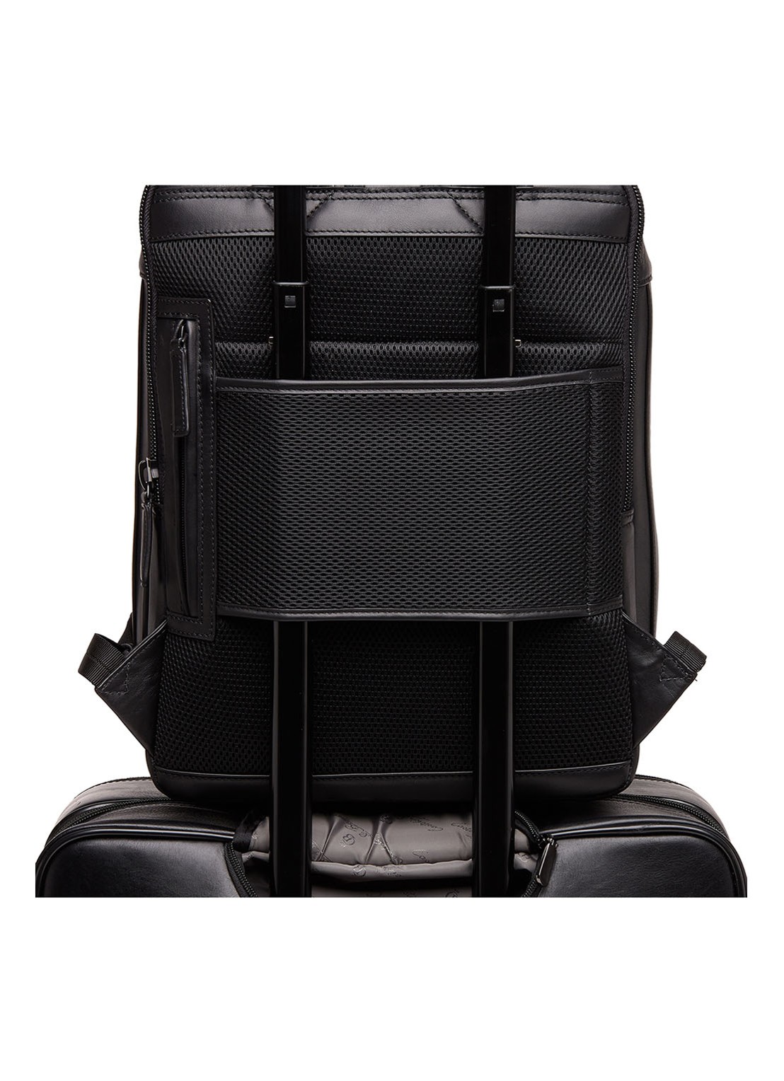 Castelijn & Beerens Victor rugzak van leer met 15,6 inch laptopvak - detail 6 zwart