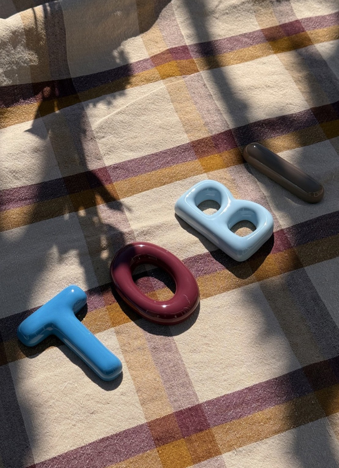 Ceramics by Romy Letter B hanger 10 cm - achterkant lichtblauw