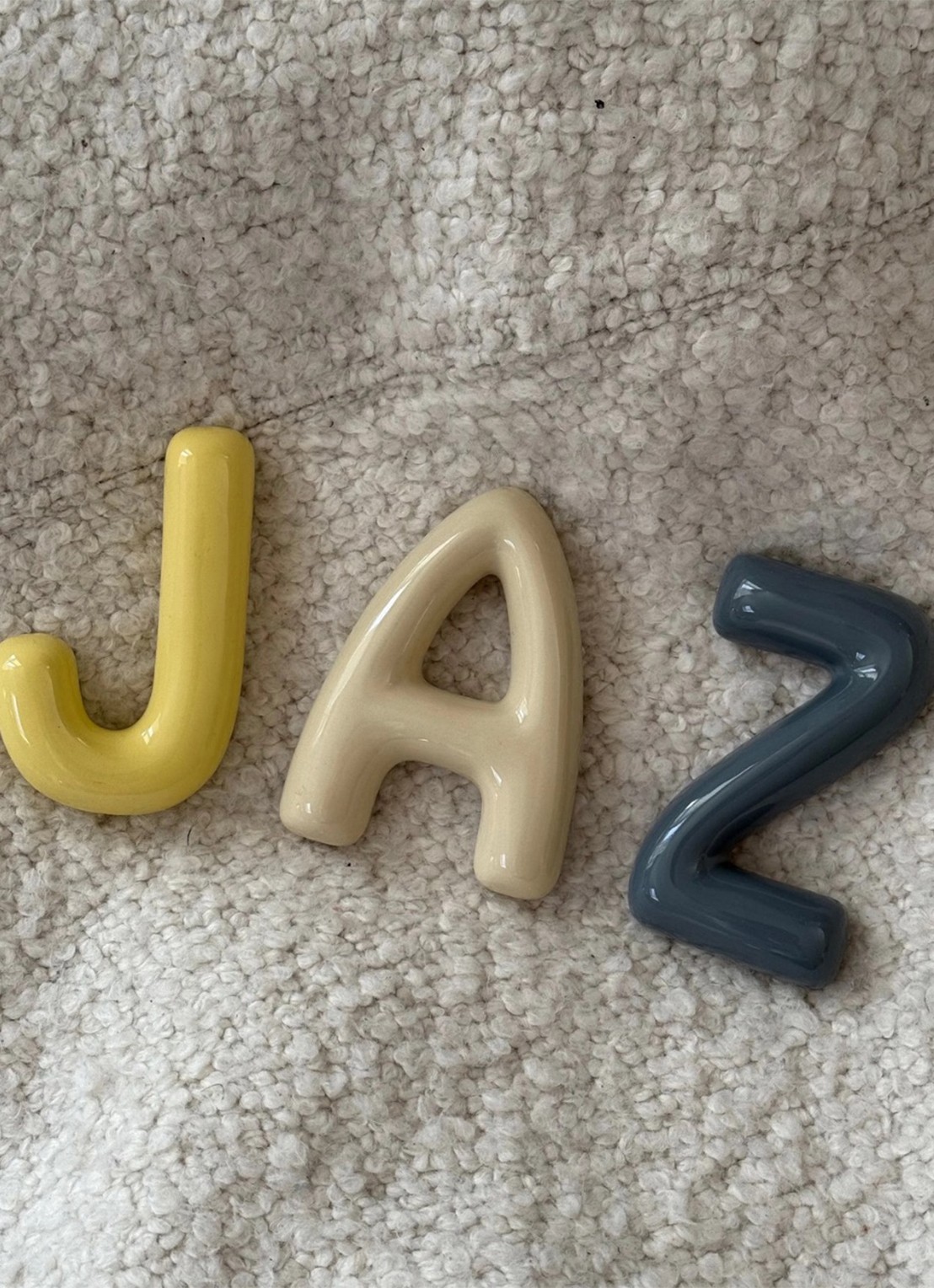 Ceramics by Romy Letter J hanger 10 cm - achterkant geel