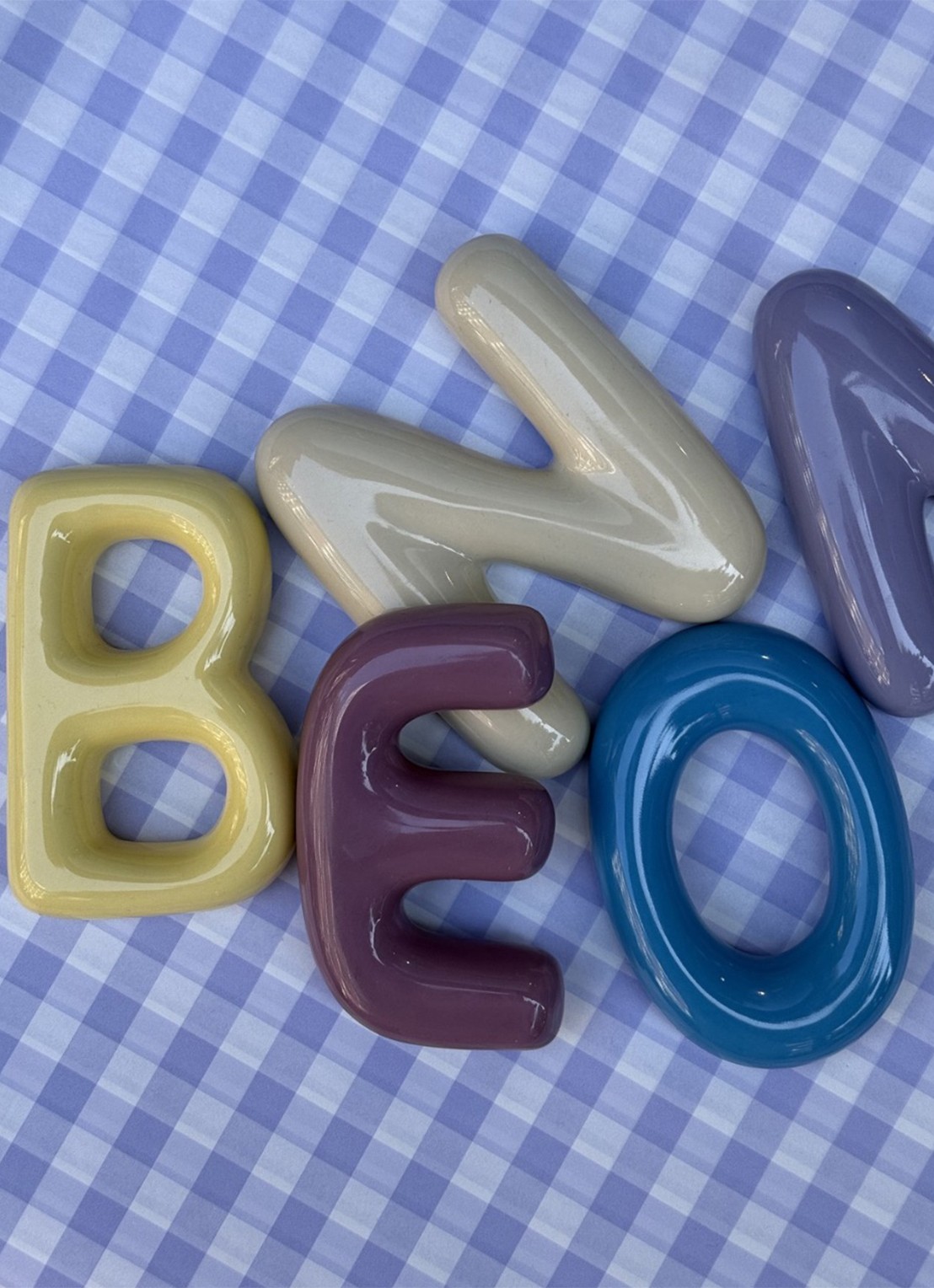 Ceramics by Romy Letter O hanger 10 cm - achterkant 3 blauw