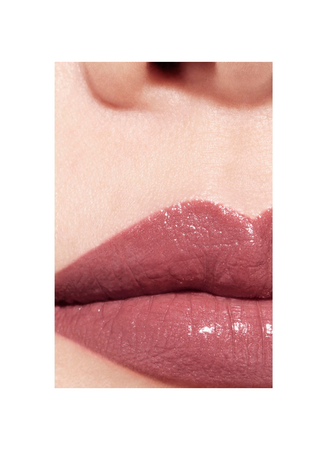 CHANEL DE SATIJNACHTIGE LANGHOUDENDE HYDRATERENDE EN GLADSTRIJKENDE VERZORGENDE LIPPENSTIFT  - detail 4 crush