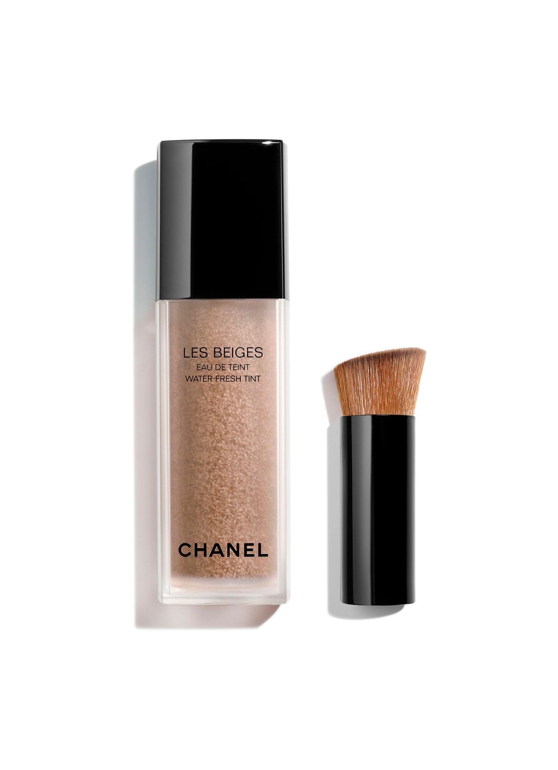 CHANEL FRIS FOUNDATIONWATER MET MICROBOLLETJES PIGMENTEN. NUDE EFFECT OP DE HUID. NATUURLIJK STRALENDE TEINT - voorkant medium plus 