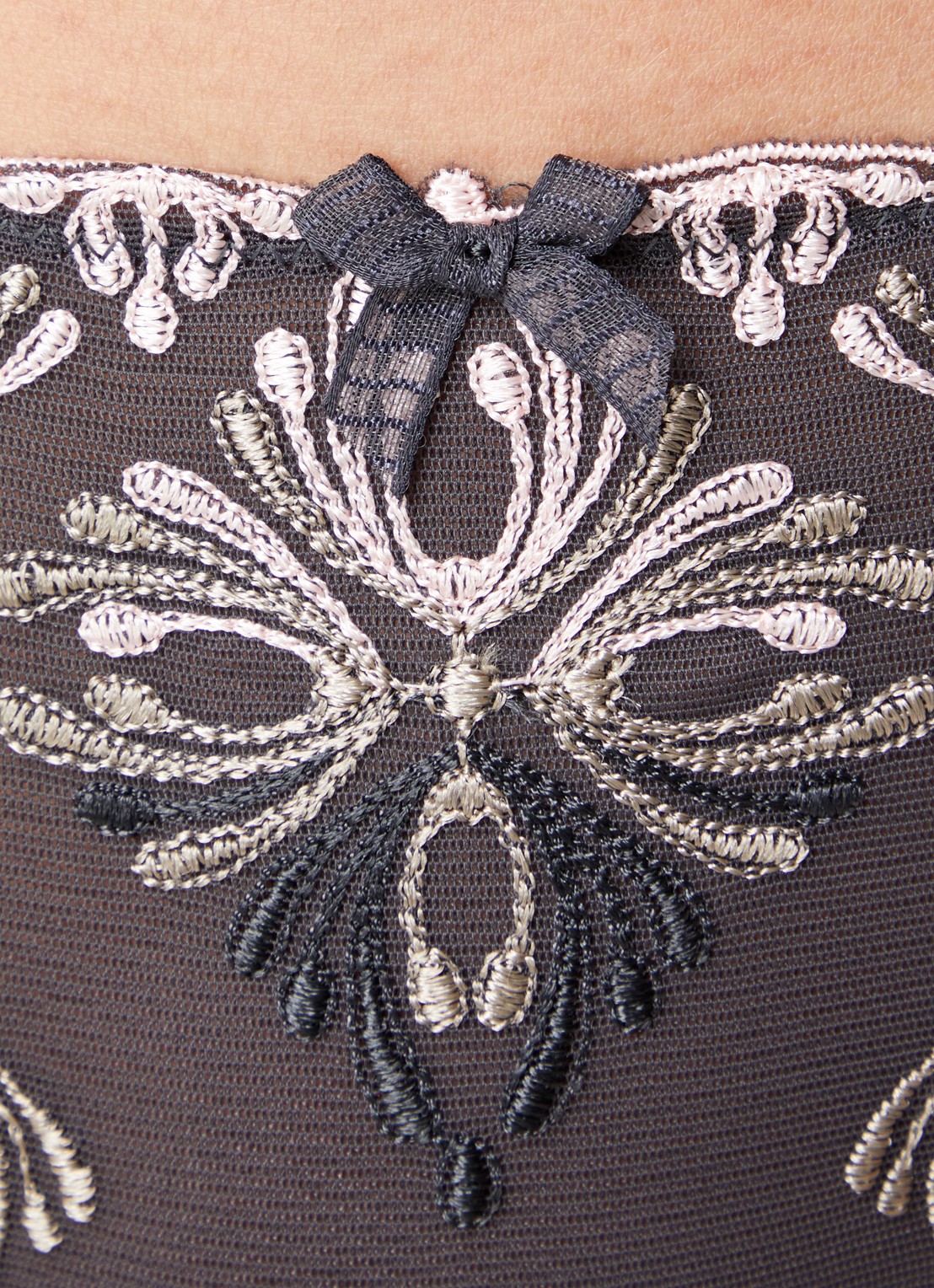 Chantelle Champs Elysees tanga van kant - detail 5 middengrijs