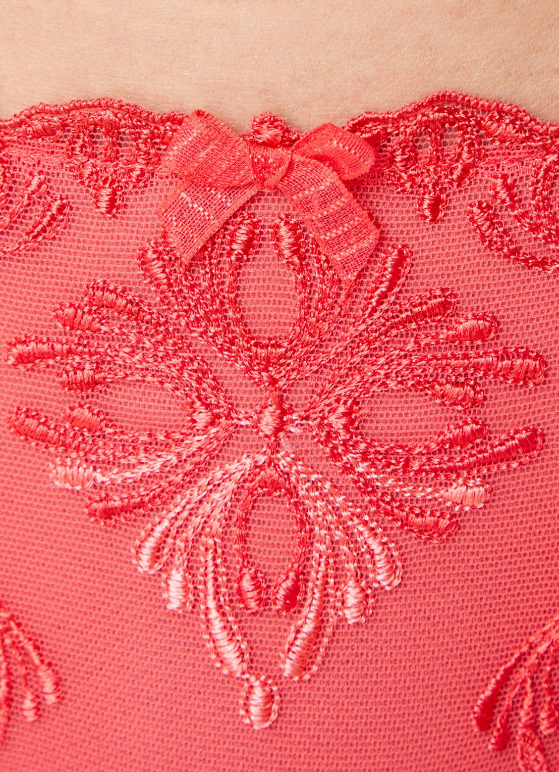 Chantelle Champs Elysees tanga van kant - detail 5 koraalrood