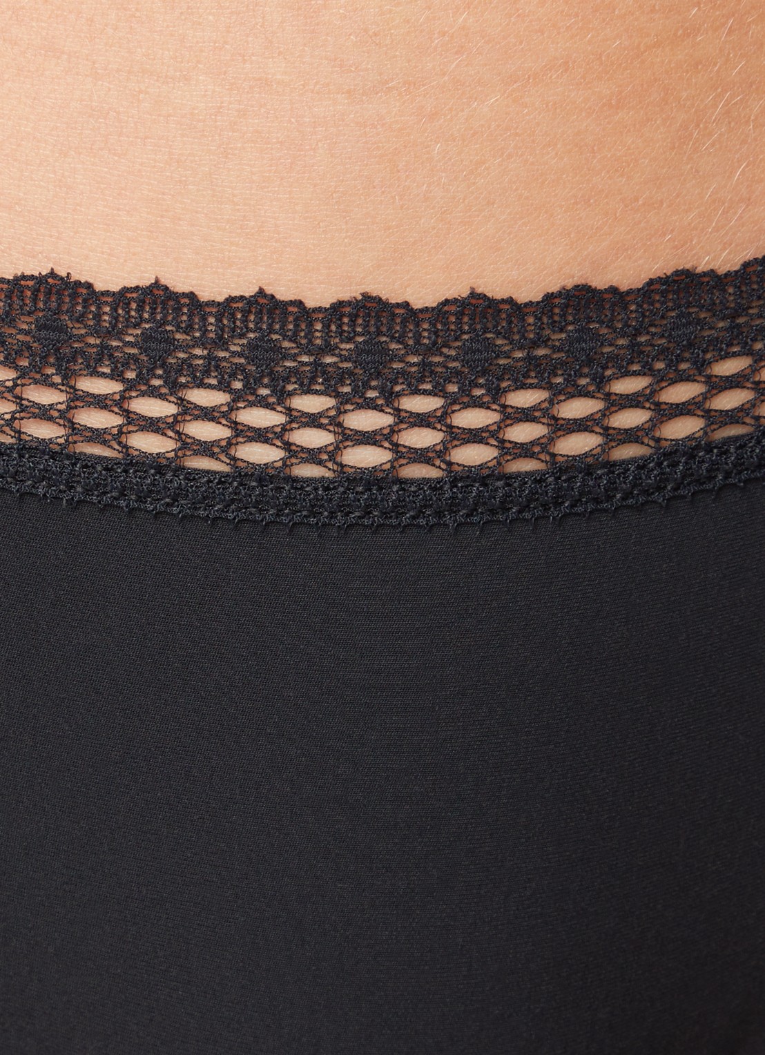Chantelle Cozy Chic tanga met kant - detail 4 zwart