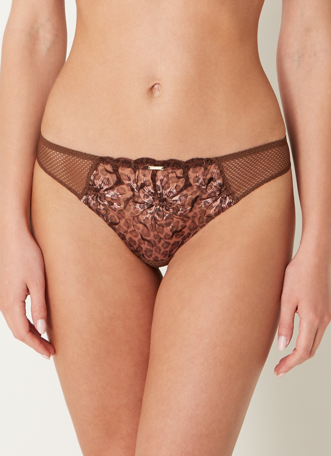Chantelle Fleurs tanga van kant - detail 4 donkerbruin