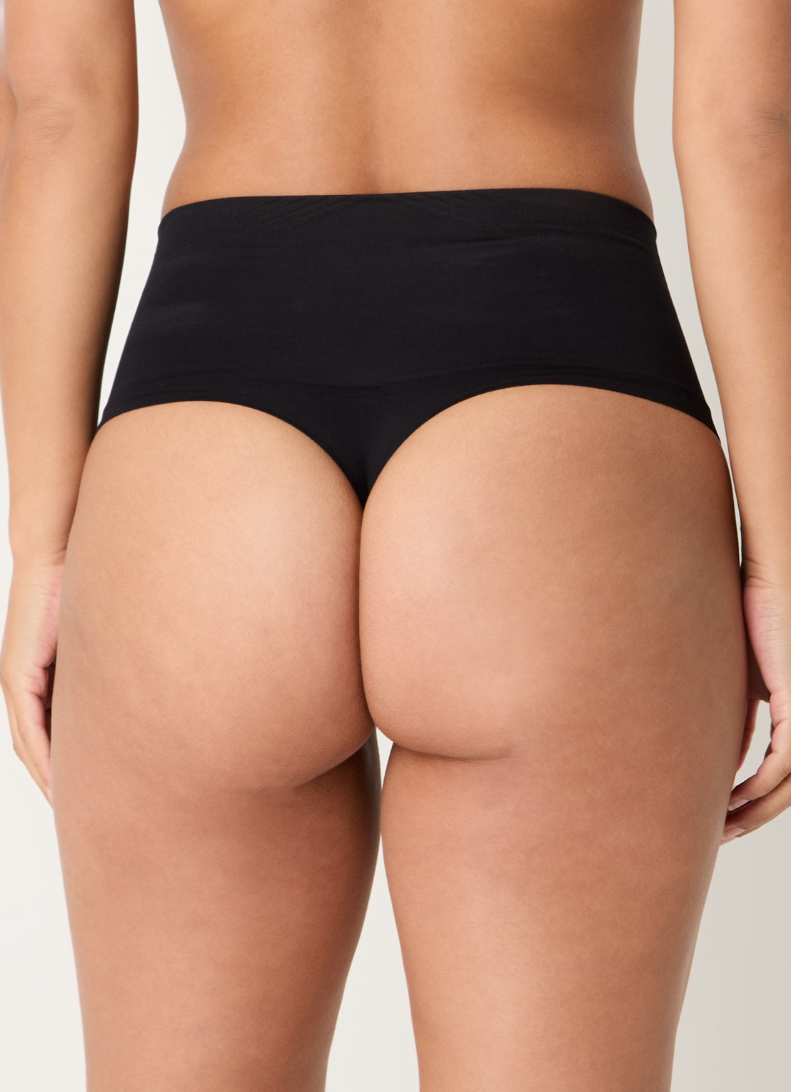 Chantelle High waisted corrigerende string - achterkant zwart