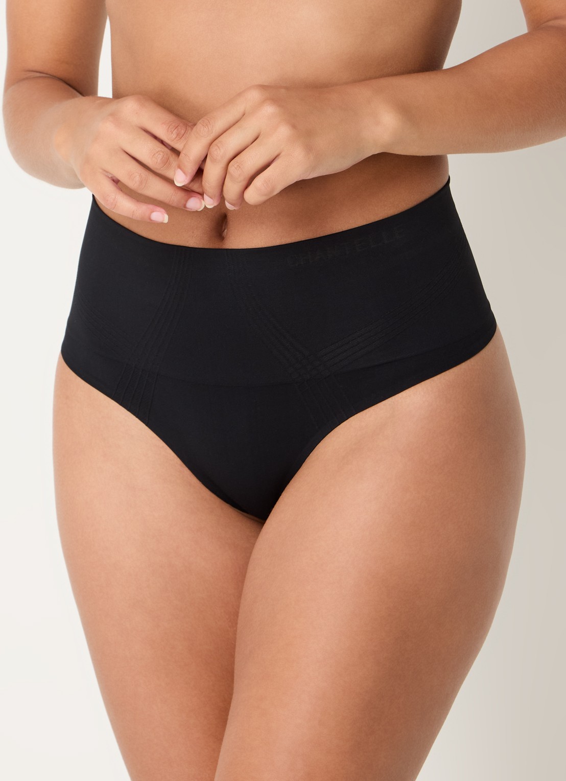 Chantelle High waisted corrigerende string - detail 2 zwart