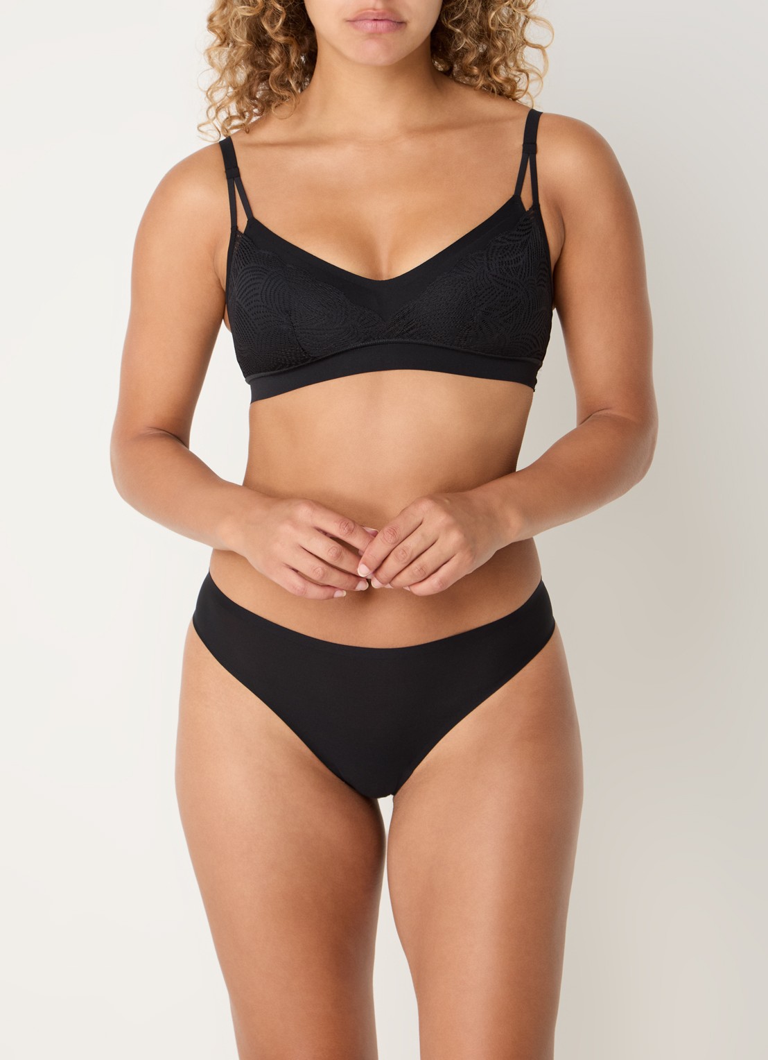 Chantelle Naadloze tanga met kant - voorkant 5 zwart