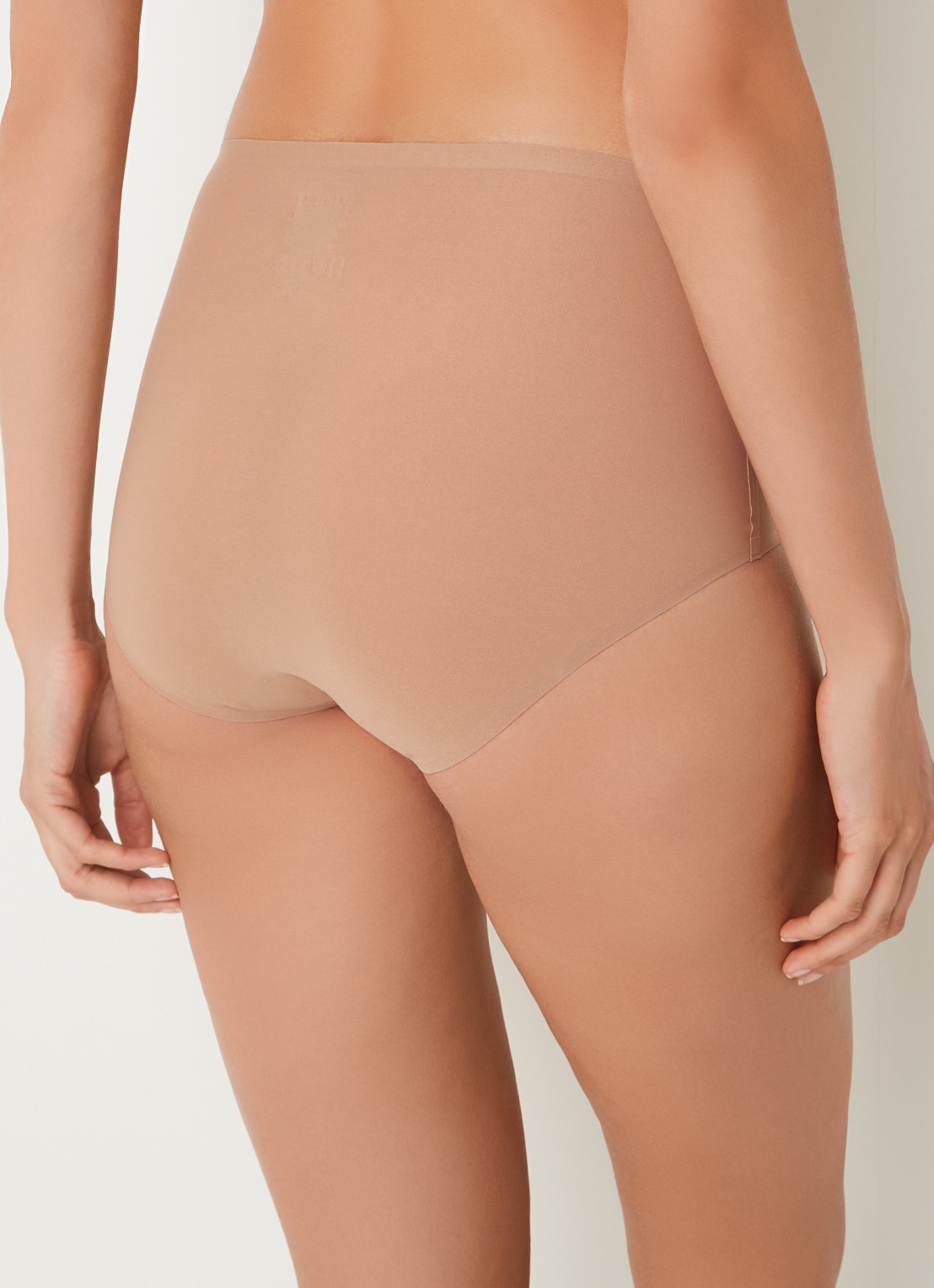 Chantelle One-size-fits-all high waisted naadloze slip - achterkant zand