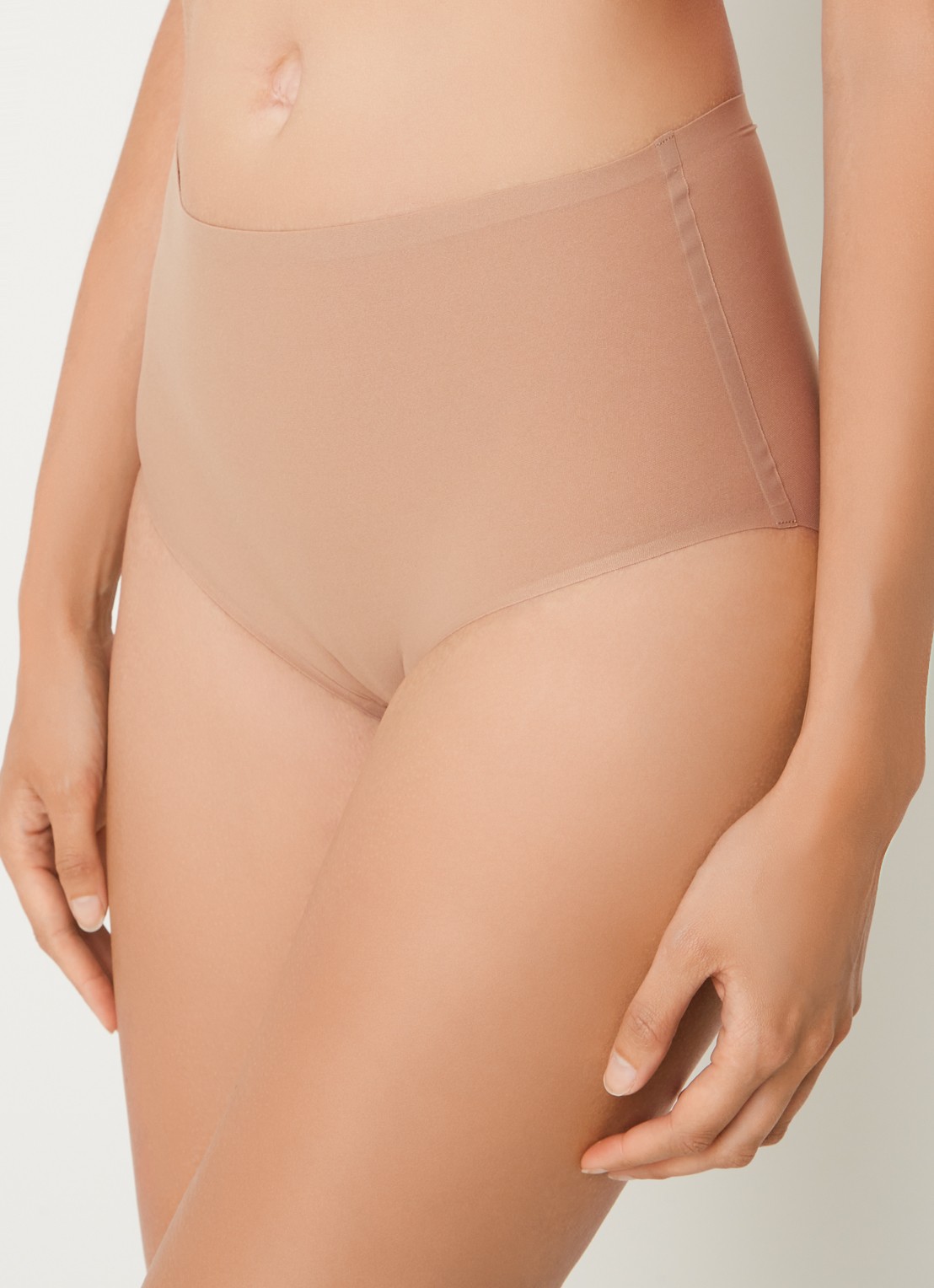 Chantelle One-size-fits-all high waisted naadloze slip - detail 2 zand