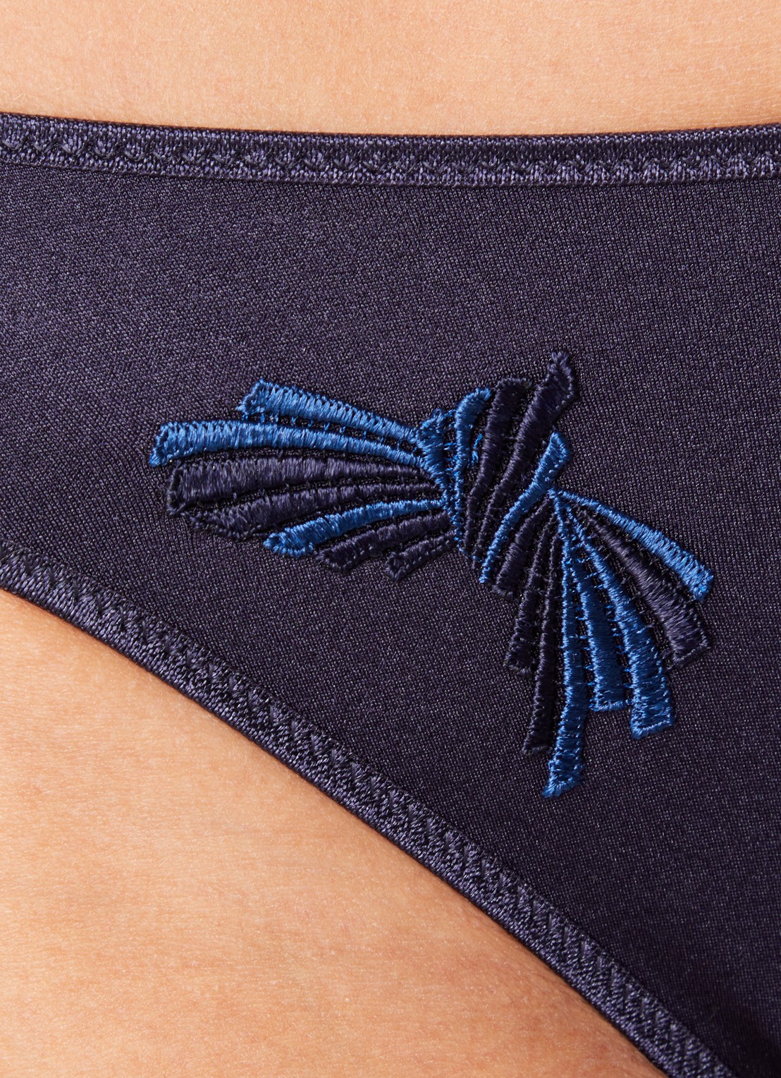 Chantelle Slip met borduring - detail 2 donkerblauw