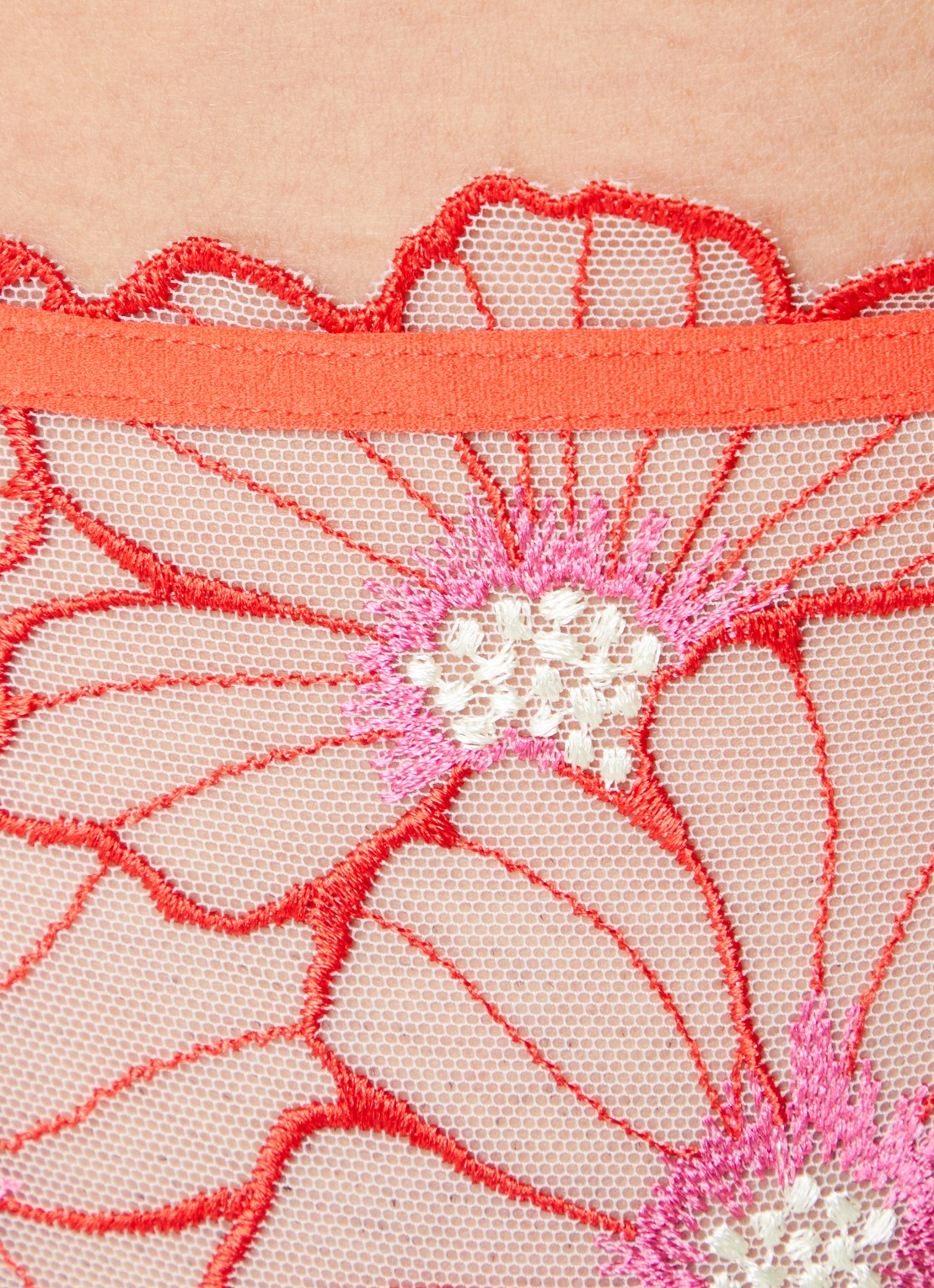 Chantelle String van mesh met bloemborduring - detail 2 koraalrood
