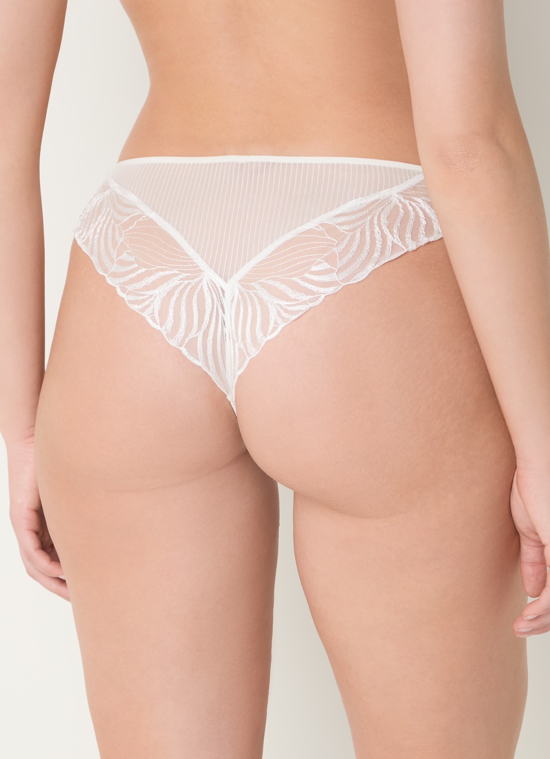 Chantelle Tanga van mesh - achterkant 3 gebroken wit
