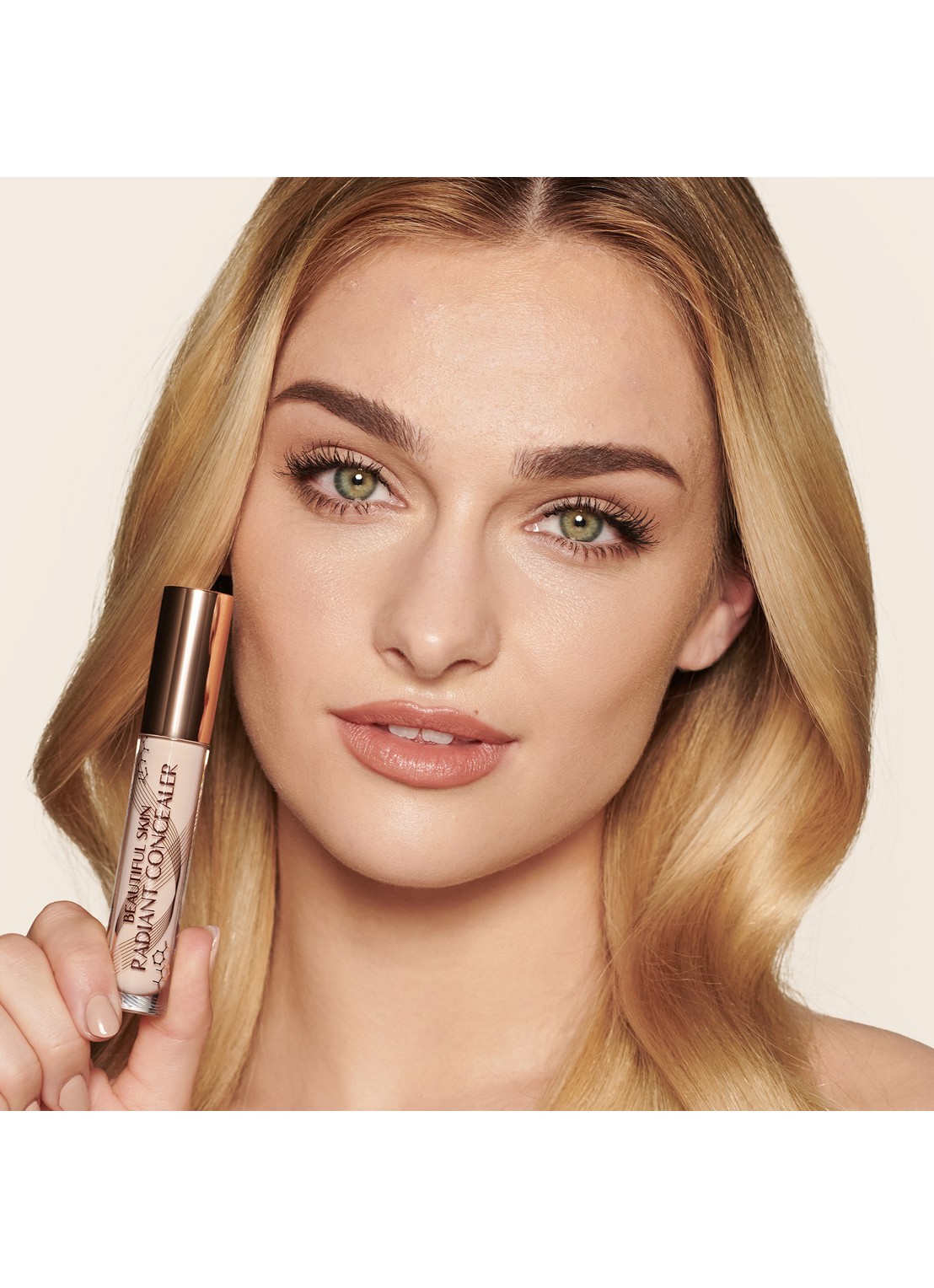Charlotte Tilbury Beautiful Skin Radiant Concealer - vloeibare concealer - detail 3 4 fair