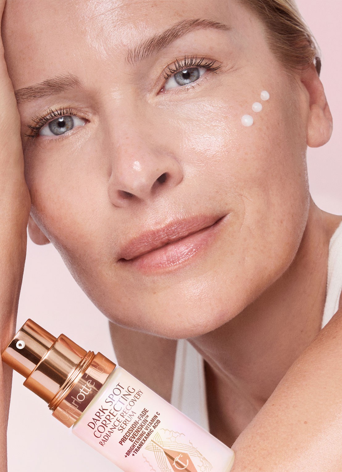 Charlotte Tilbury Dark Spot Correcting Radiance Recovery Serum - serum - detail 4 transparant