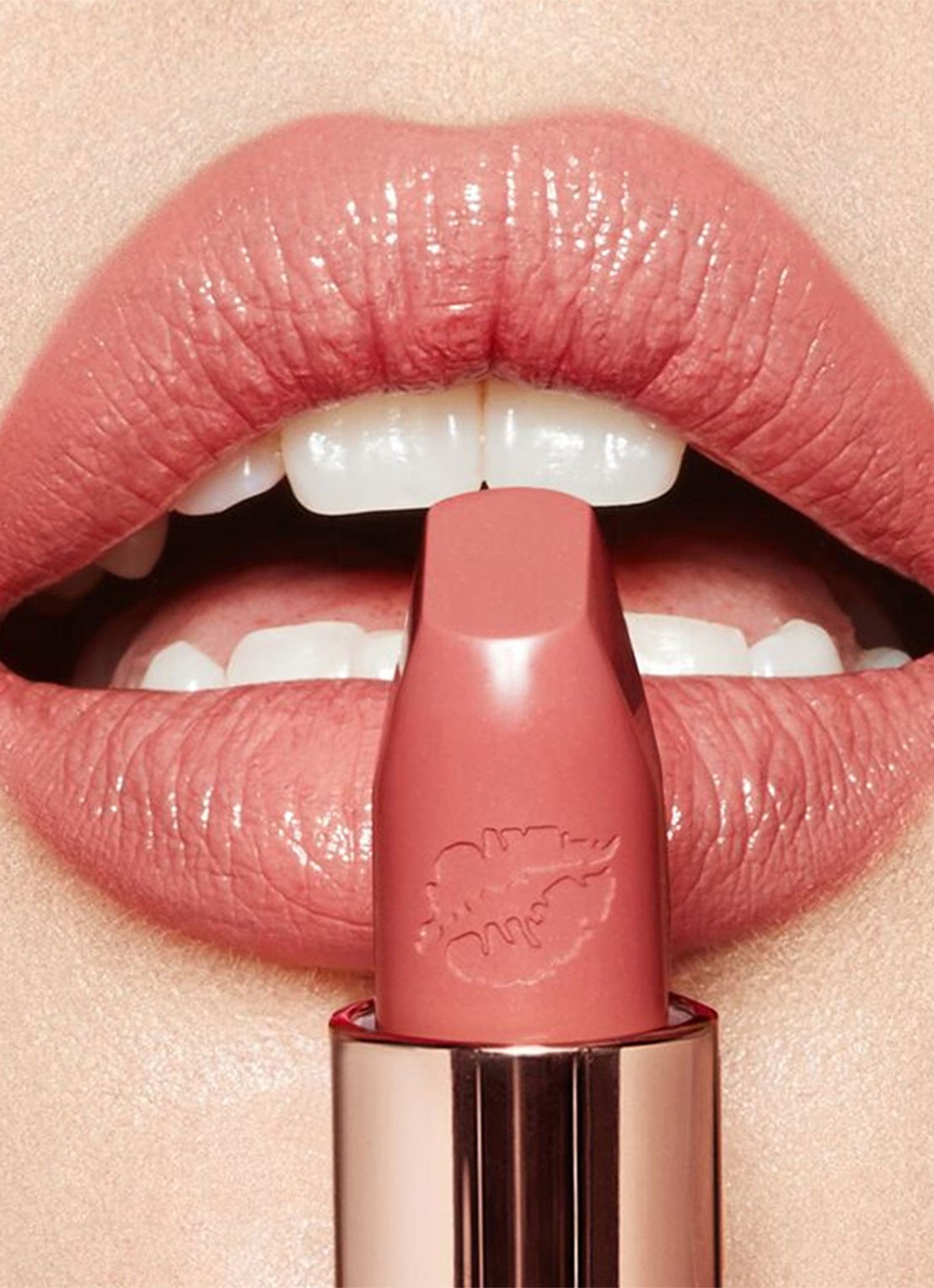 Charlotte Tilbury Hot Lips 2 - lipstick - detail 3 in love with olivia