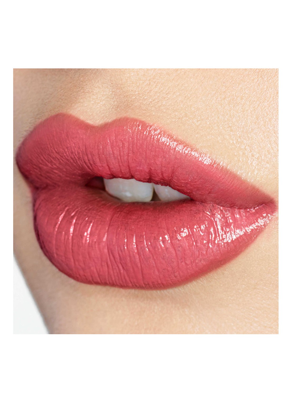 Charlotte Tilbury K.I.S.S.I.N.G lipstick - detail 3 coral kiss