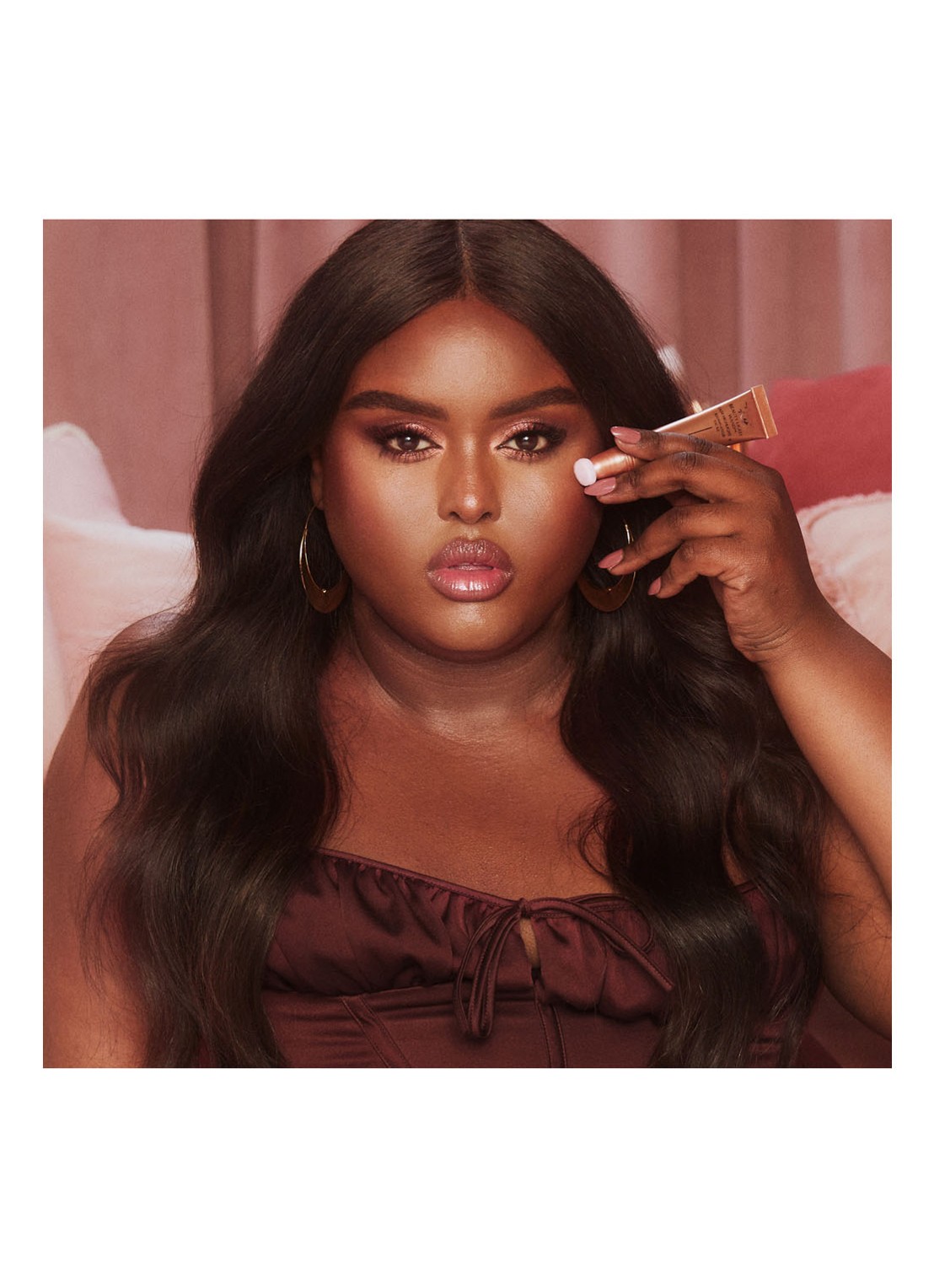 Charlotte Tilbury Pillow Talk Beauty Light Wand - Limited Edition vloeibare blush & highlighter - voorkant 2 medium/deep