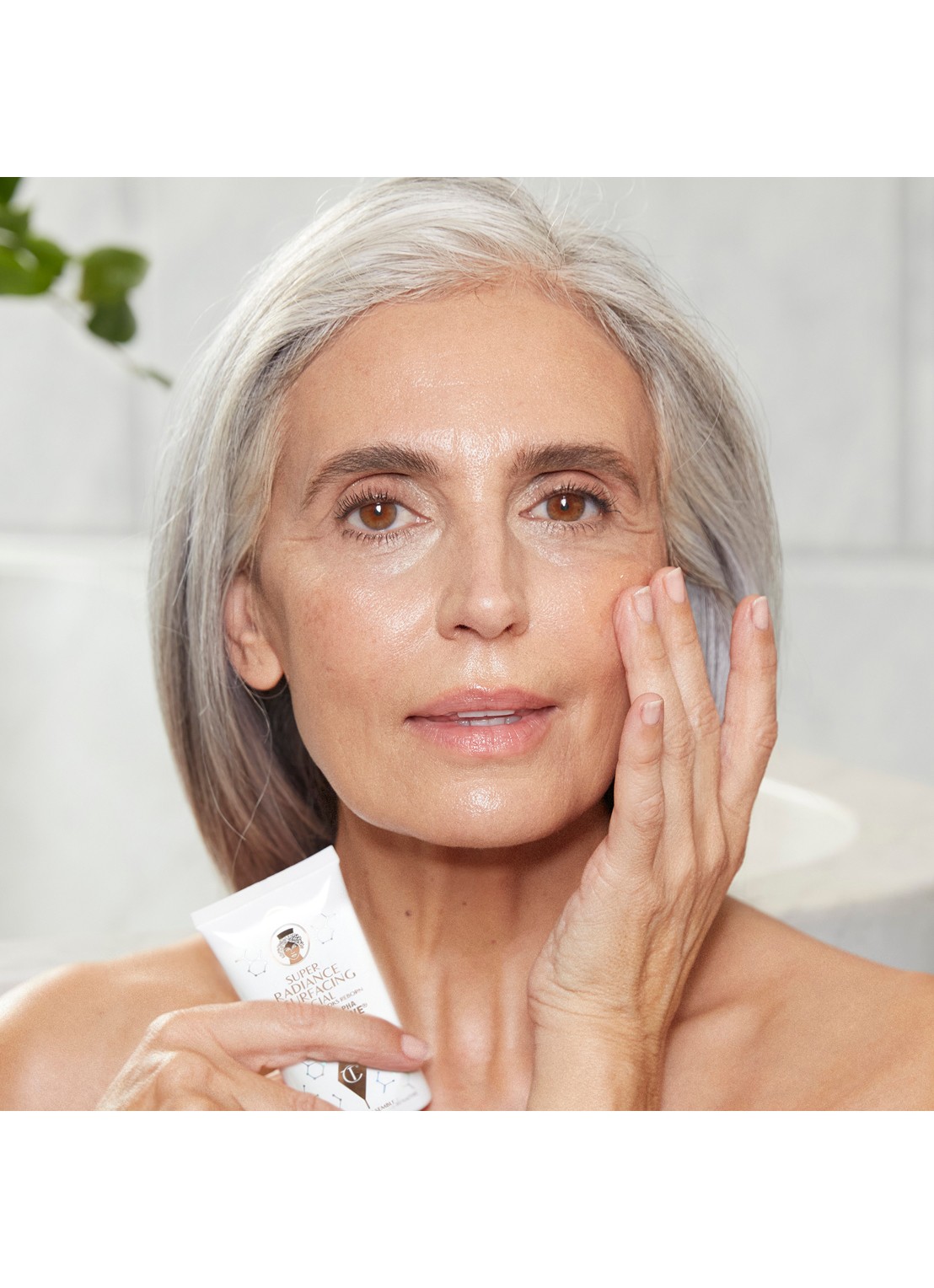 Charlotte Tilbury Super Radiance Resurfacing Facial - exfoliator - detail 5 undefined