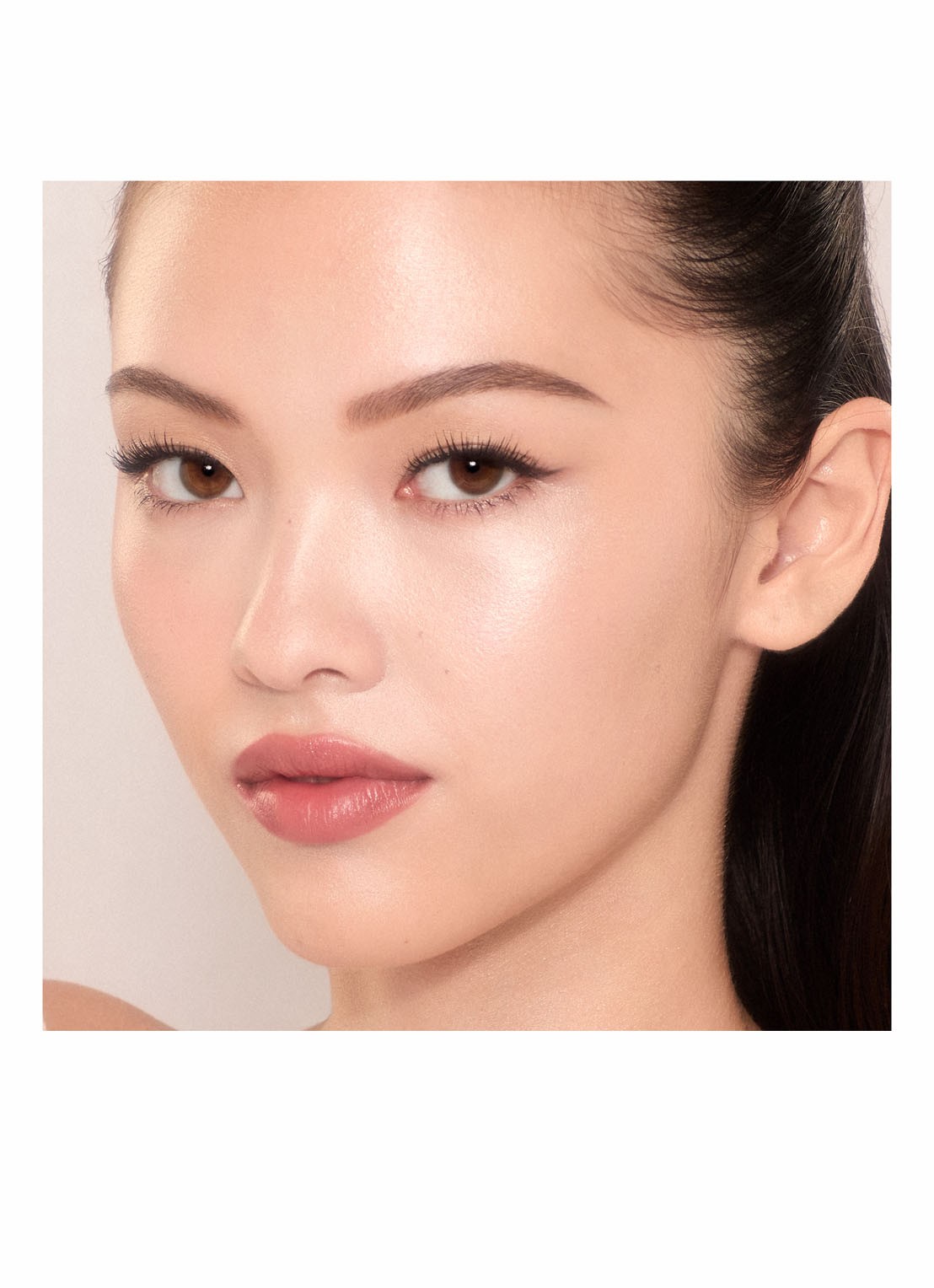 Charlotte Tilbury Unreal Skin Sheer Glow Tint - hydraterende foundation stick - detail 4 1 fair