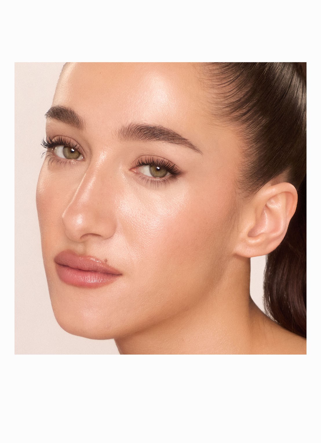 Charlotte Tilbury Unreal Skin Sheer Glow Tint - hydraterende foundation stick - detail 4 4 fair