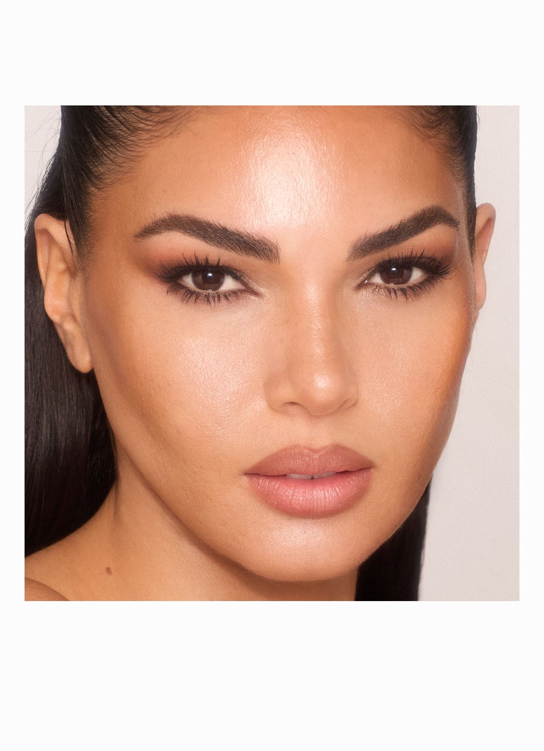 Charlotte Tilbury Unreal Skin Sheer Glow Tint - hydraterende foundation stick - detail 4 7.5 medium