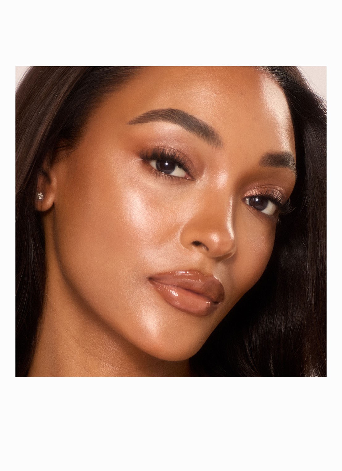 Charlotte Tilbury Unreal Skin Sheer Glow Tint - hydraterende foundation stick - detail 4 10 tan