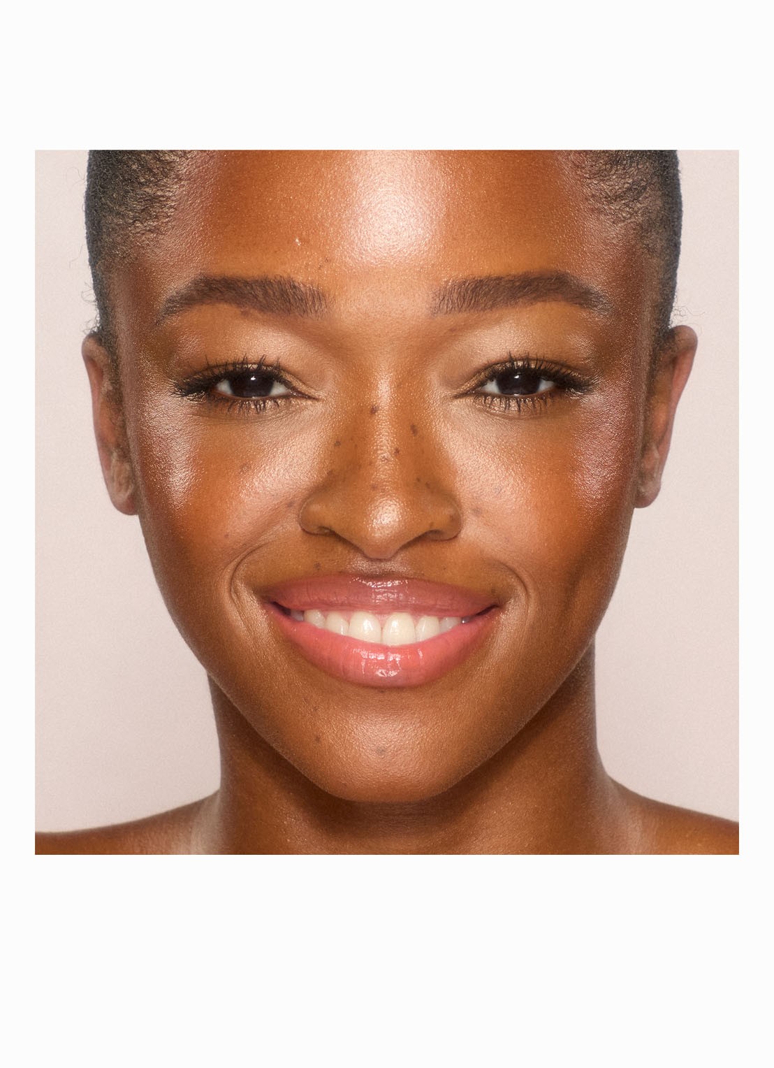 Charlotte Tilbury Unreal Skin Sheer Glow Tint - hydraterende foundation stick - detail 4 12.5 tan