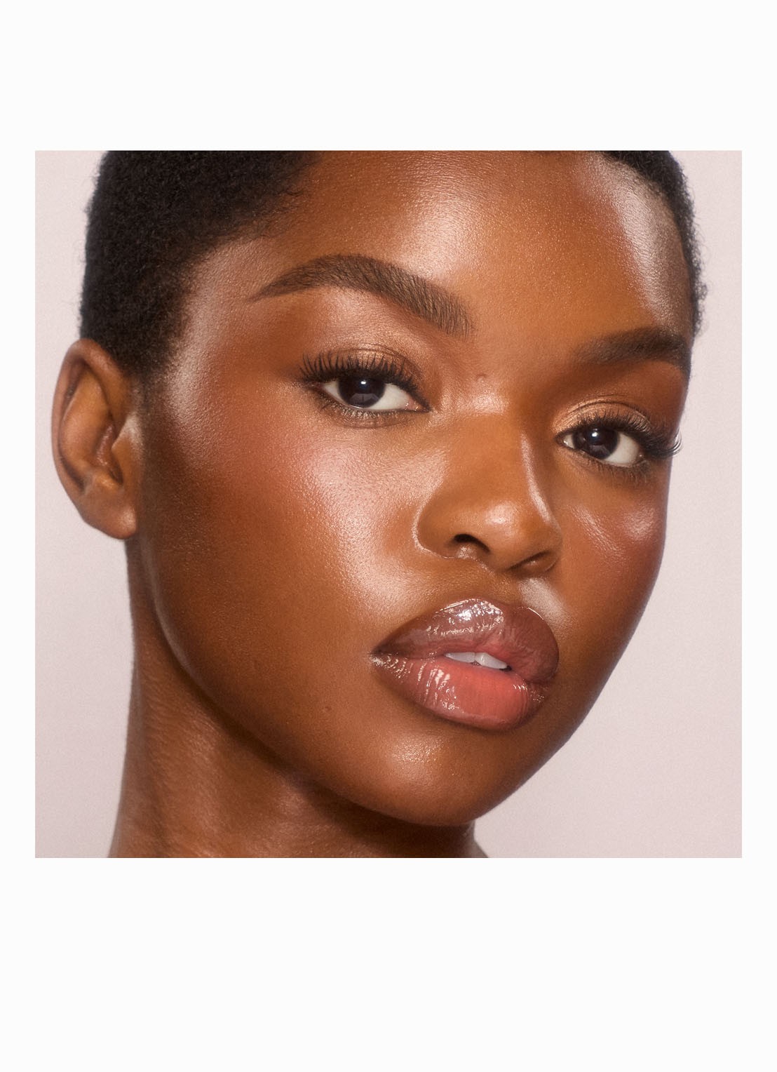 Charlotte Tilbury Unreal Skin Sheer Glow Tint - hydraterende foundation stick - detail 4 13 deep