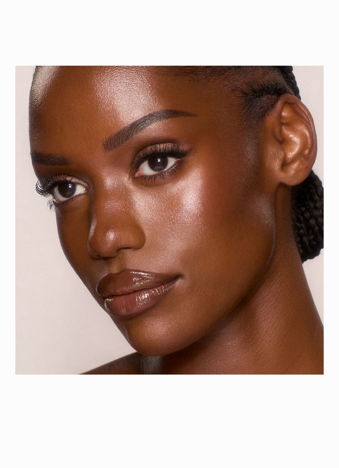 Charlotte Tilbury Unreal Skin Sheer Glow Tint - hydraterende foundation stick - detail 4 14 deep