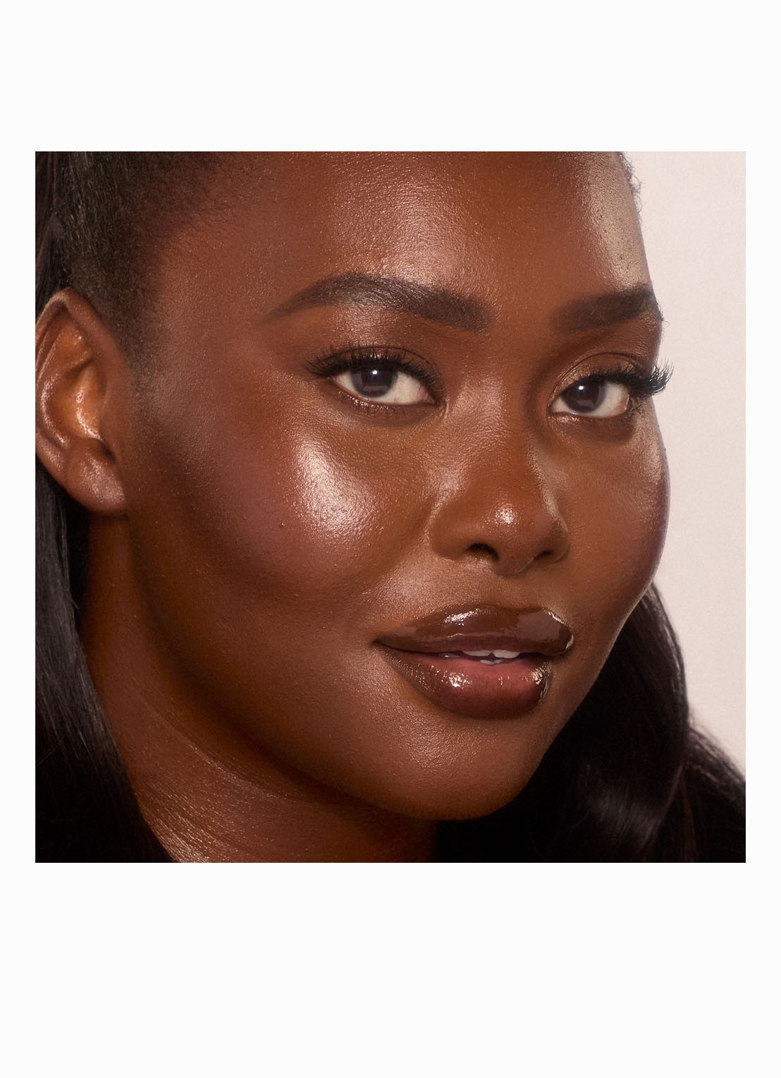 Charlotte Tilbury Unreal Skin Sheer Glow Tint - hydraterende foundation stick - detail 2 15 deep