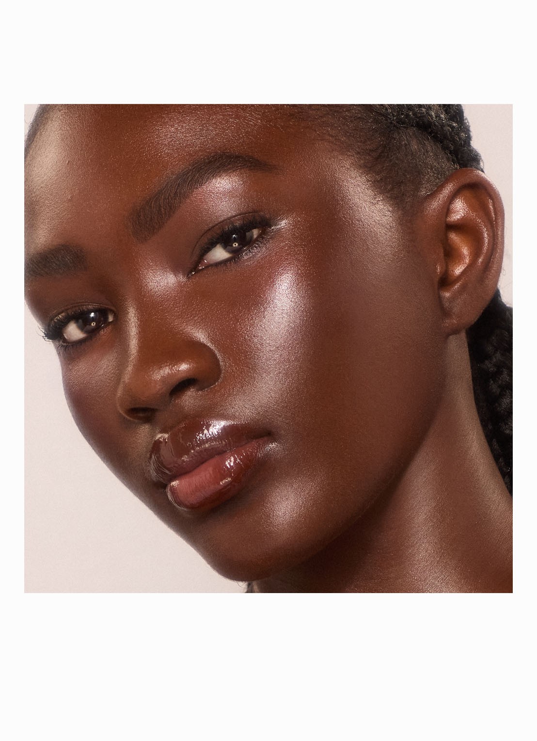 Charlotte Tilbury Unreal Skin Sheer Glow Tint - hydraterende foundation stick - detail 4 16 deep