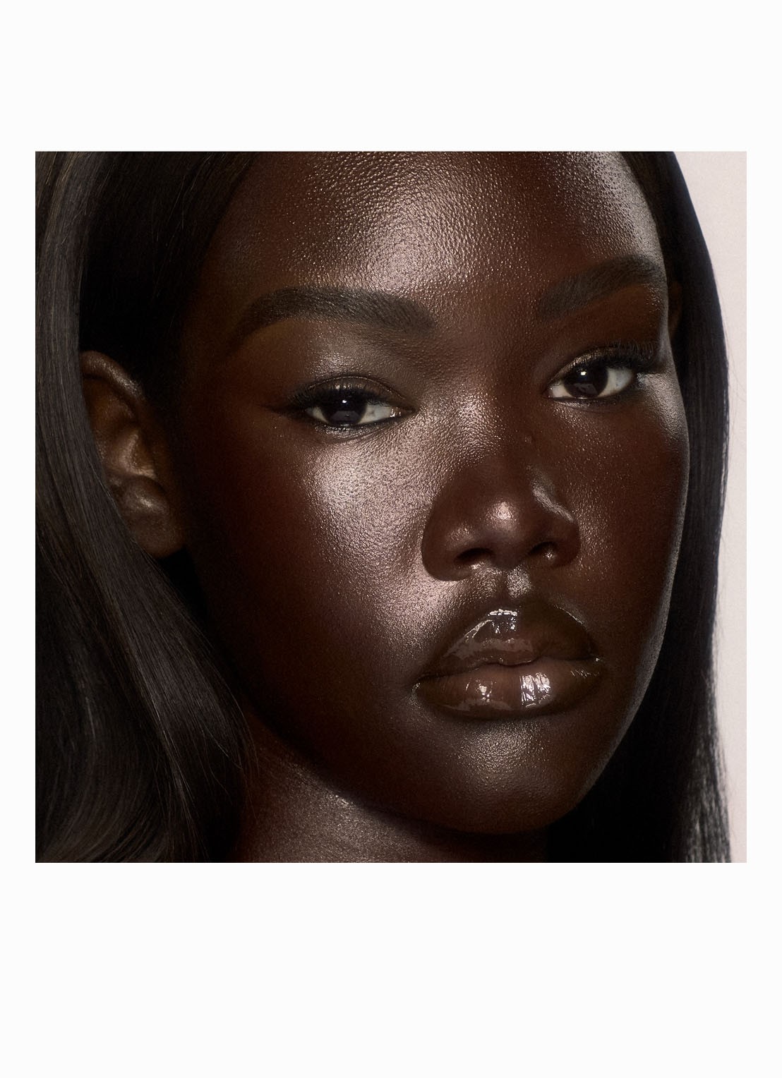 Charlotte Tilbury Unreal Skin Sheer Glow Tint - hydraterende foundation stick - detail 2 17 deep