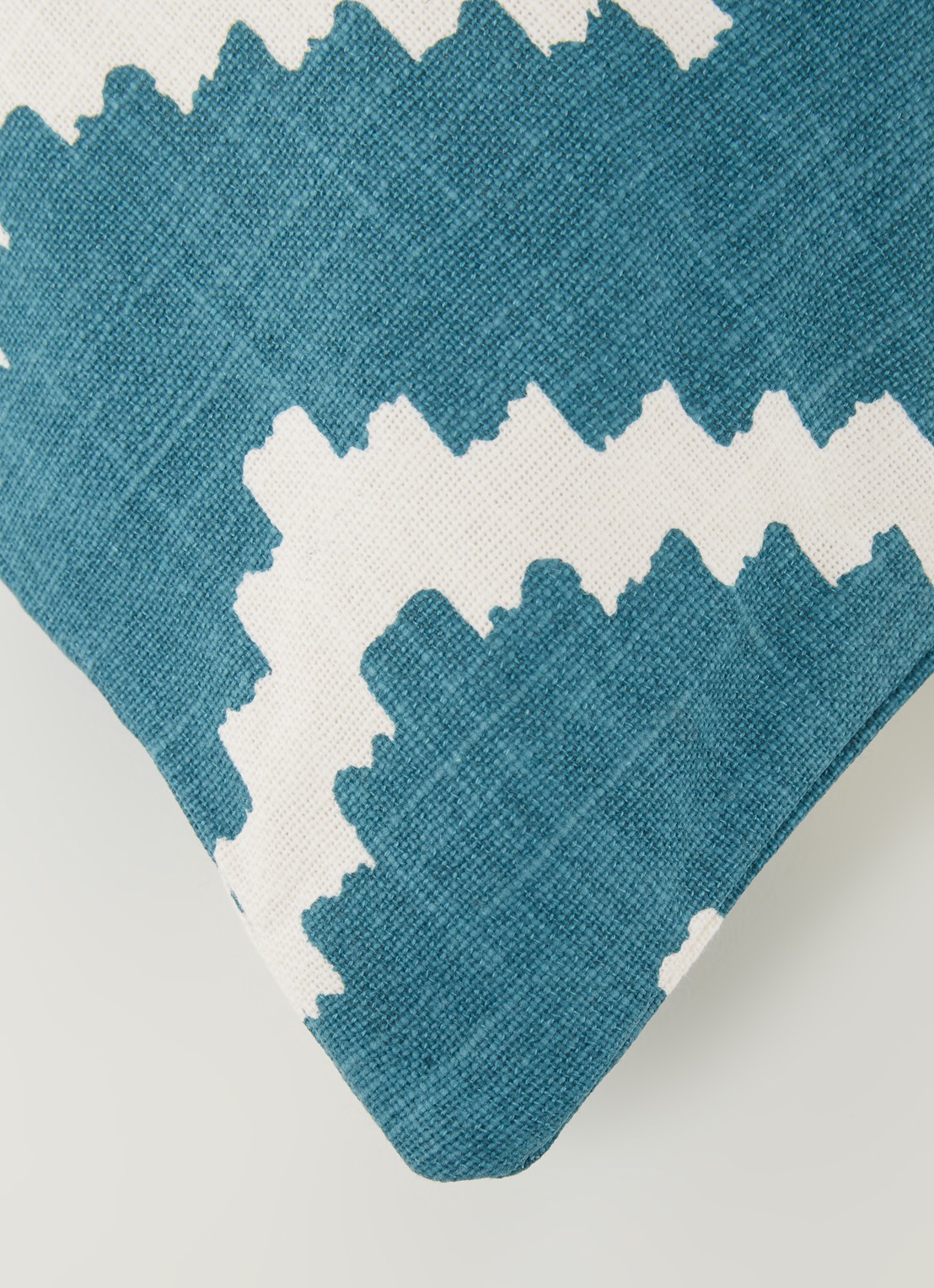 Chhatwal & Jonsson Ikat Seema waterafstotend sierkussen 40 x 60 cm - detail blauw