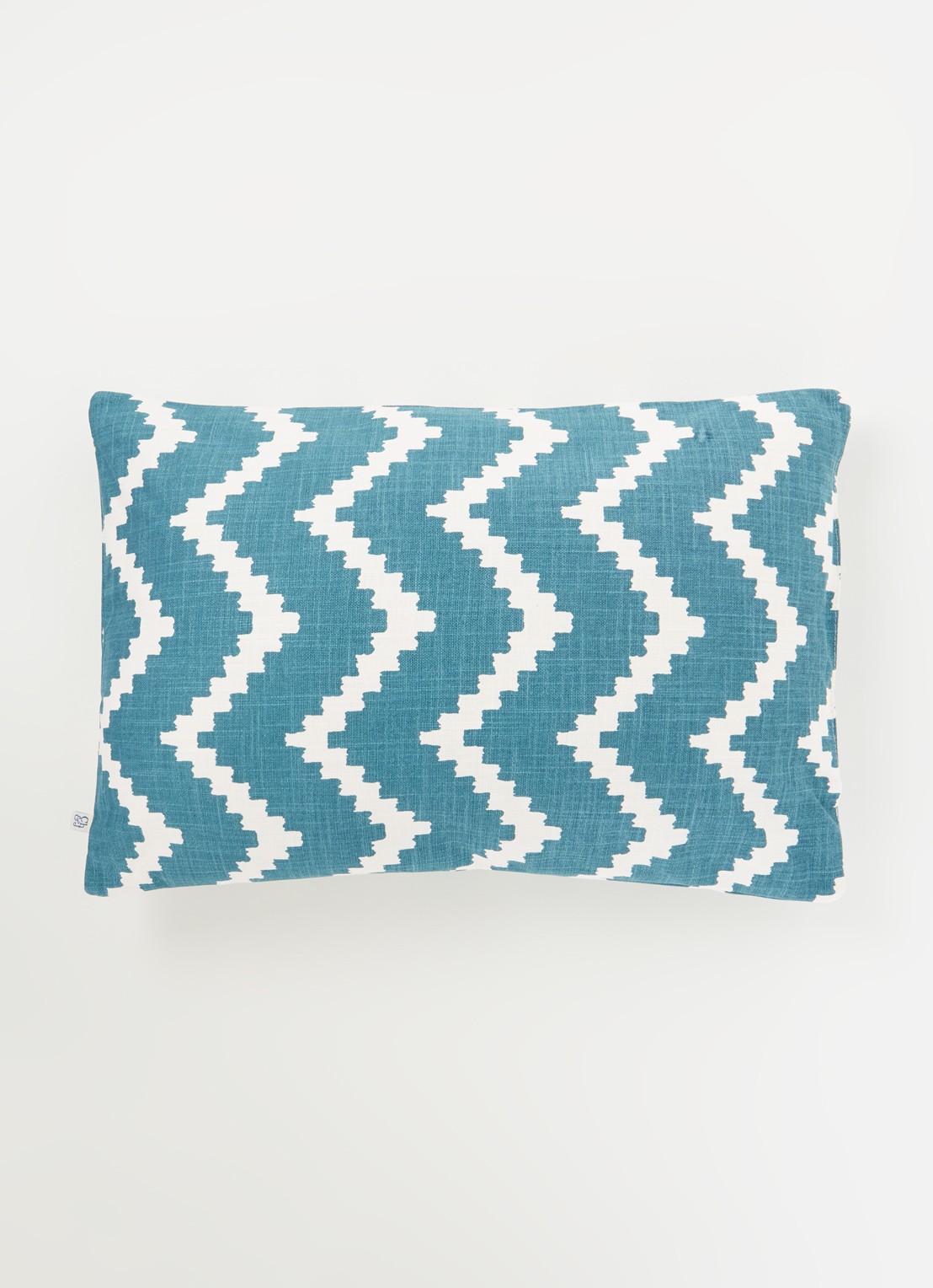 Chhatwal & Jonsson Ikat Seema waterafstotend sierkussen 40 x 60 cm - voorkant 3 blauw