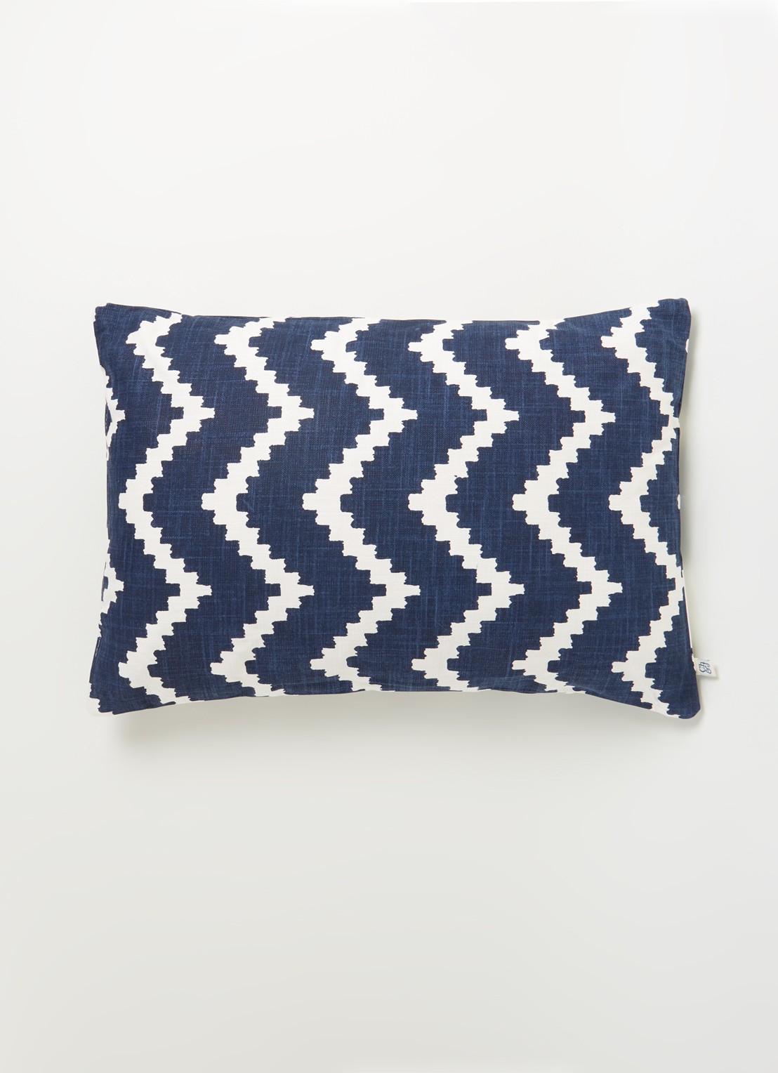 Chhatwal & Jonsson Ikat Sema waterafstotend sierkussen 40 x 60 cm - voorkant 2 donkerblauw