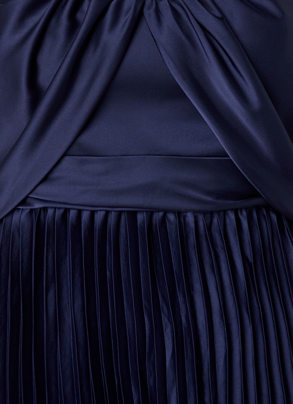 Chi Chi London Calie strapless maxi jurk met plissé - detail donkerblauw