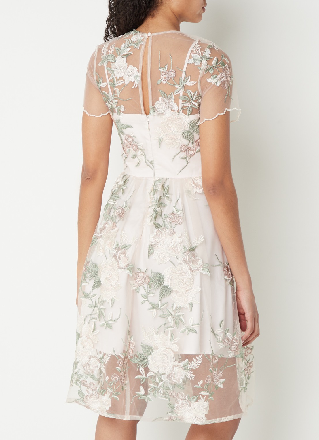 Chi Chi London Floral Embroidered midi jurk van satijn met kant - achterkant 4 creme