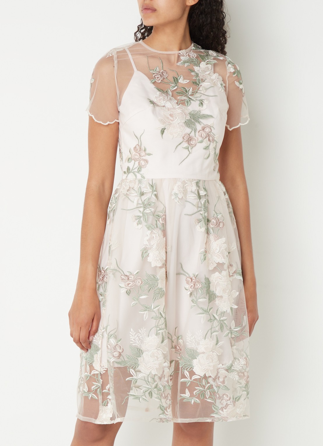 Chi Chi London Floral Embroidered midi jurk van satijn met kant - detail 3 creme