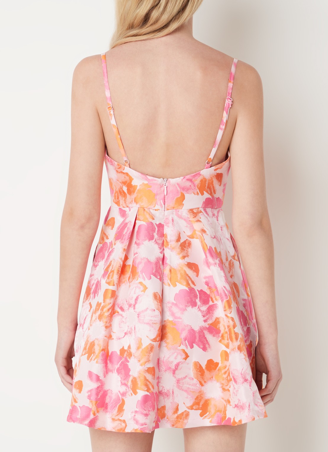 Chi Chi London Floral mini jurk met bloemenprint en steekzakken - achterkant roze