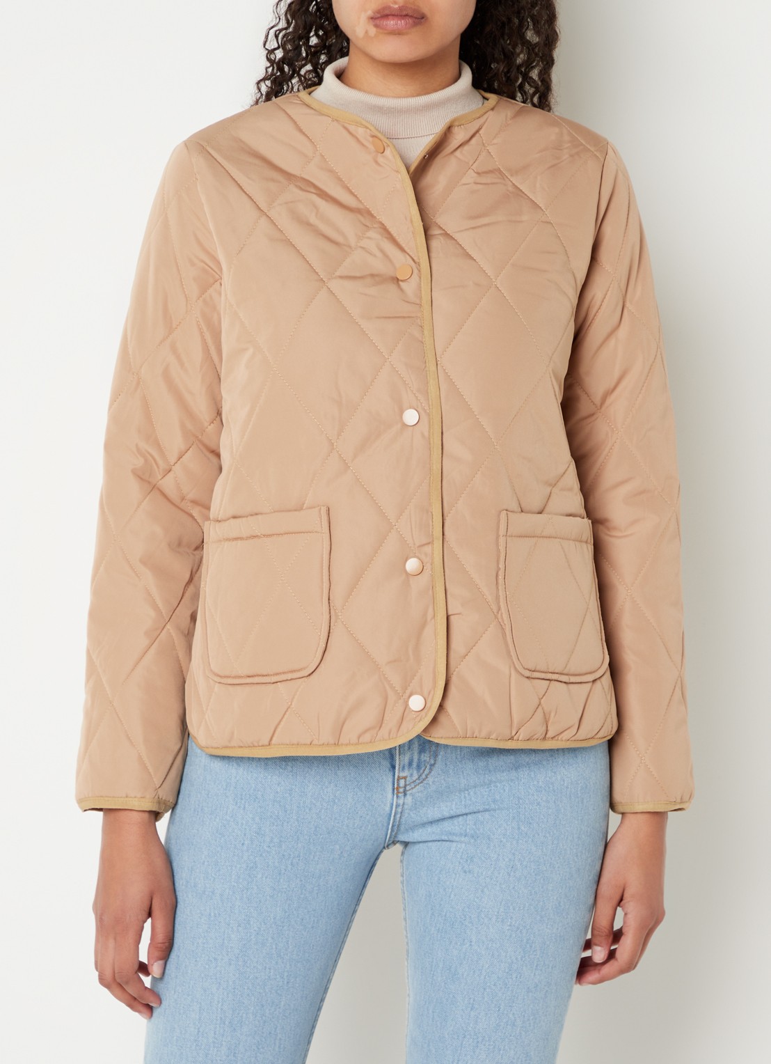 Chi Chi London Gewatteerd jack met quilt patroon - detail 4 camel