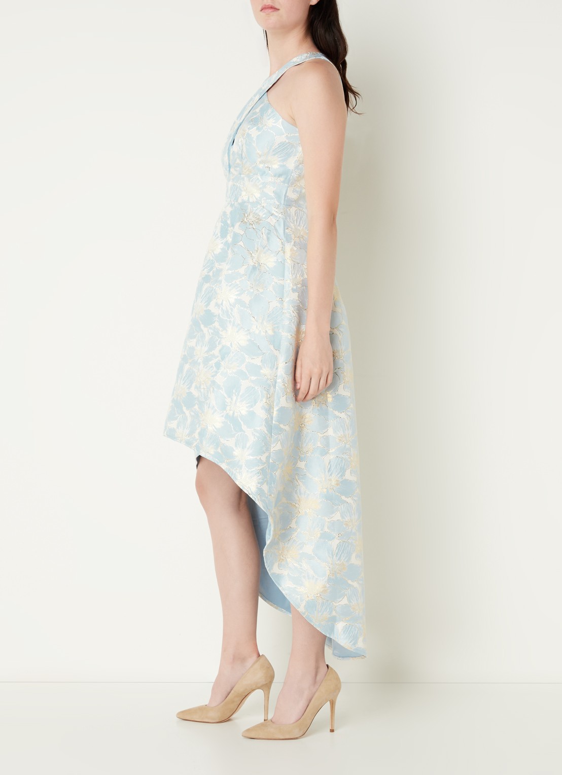 Chi Chi London Midi jurk met jacquard bloemenprint en asymmetrische zoom - voorkant 3 lichtblauw