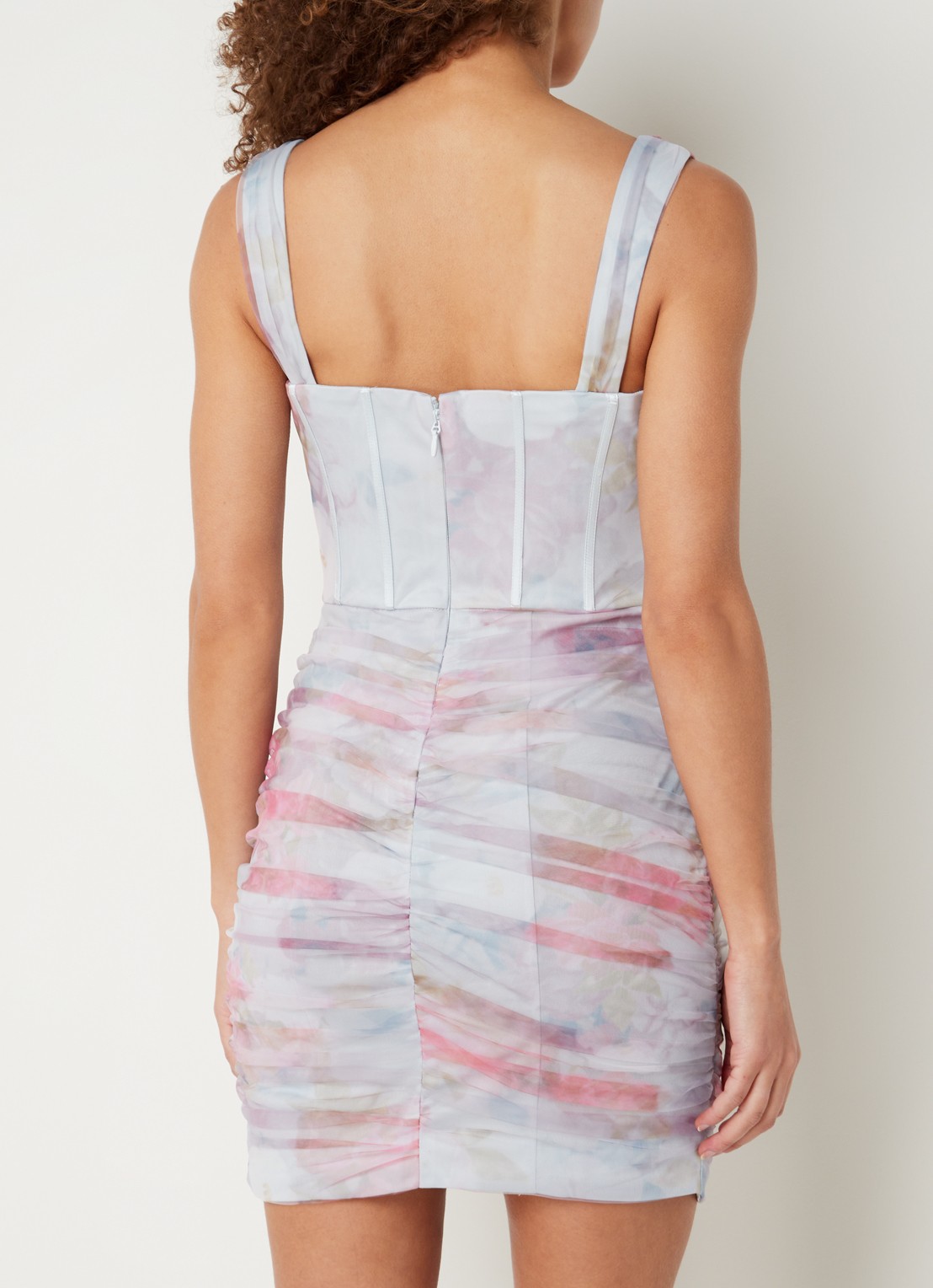 Chi Chi London Mini jurk met met bloemenprint en plooidetail - achterkant lichtblauw
