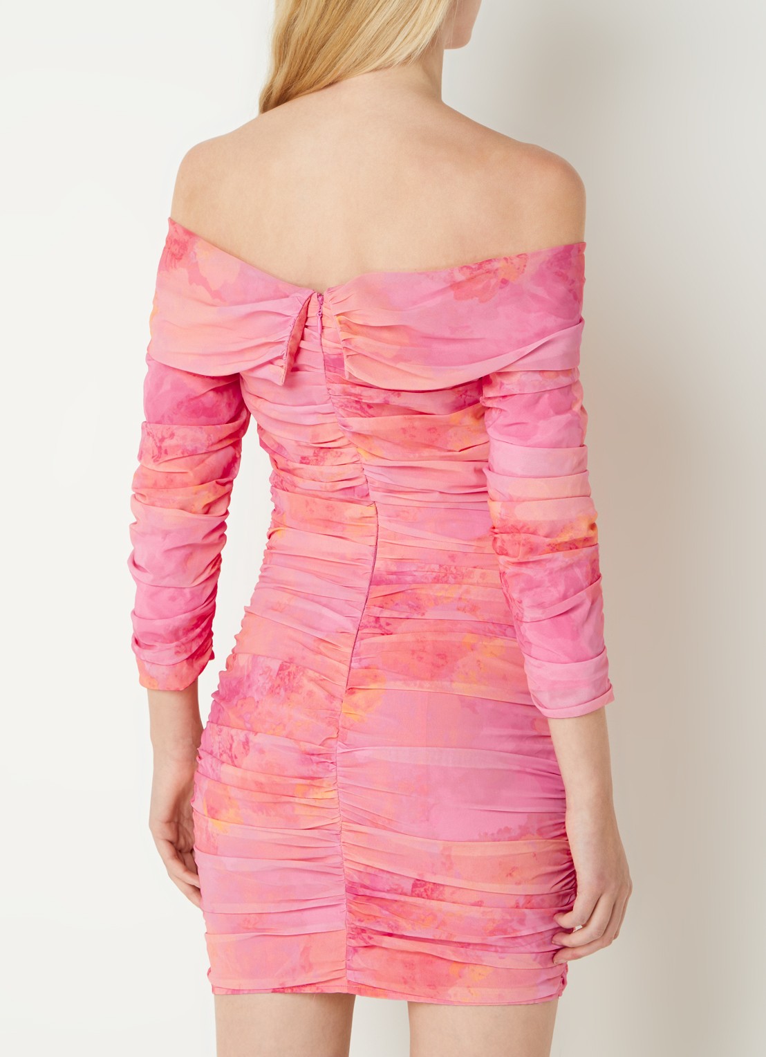Chi Chi London Mini jurk met tie-dye dessin en plooidetail - achterkant 2 oudroze