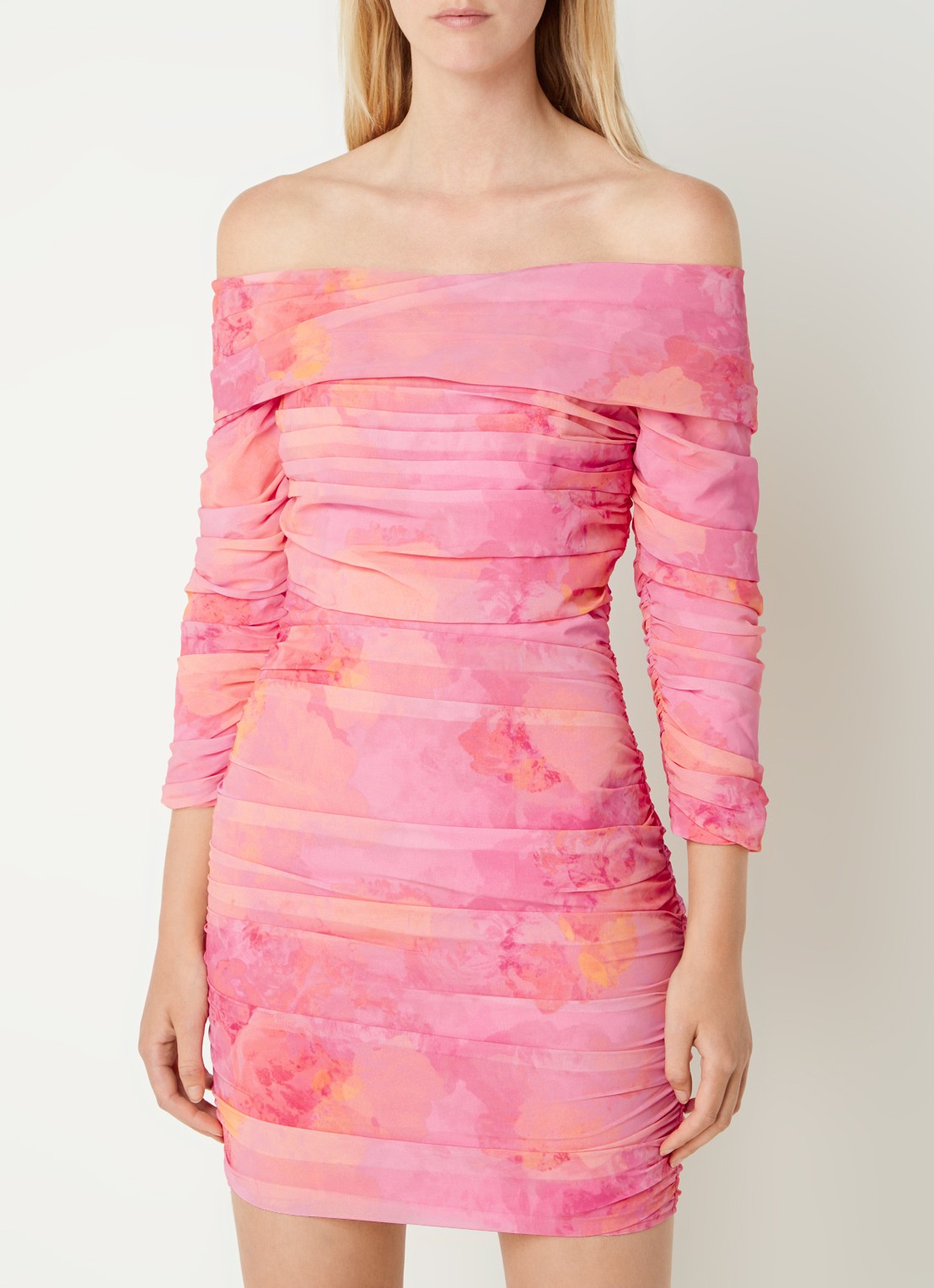 Chi Chi London Mini jurk met tie-dye dessin en plooidetail - detail oudroze